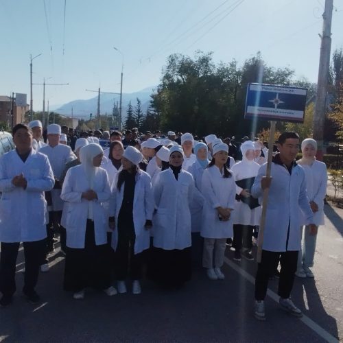 Ак халатчандар жөө жүрүштө