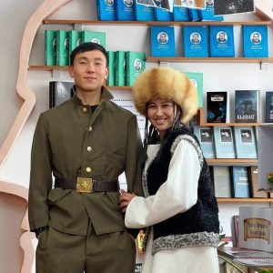 “Кесипке багыт берүү” иштеринин алкагында Ак-Талаа районуна сапар алып, Зуура Сооронбаеванын “Баян”аттуу спектаклин тартуулашты.  