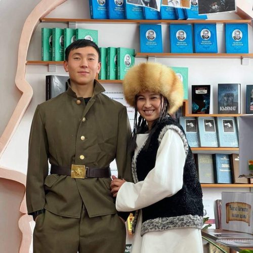 “Кесипке багыт берүү” иштеринин алкагында Ак-Талаа районуна сапар алып, Зуура Сооронбаеванын “Баян”аттуу спектаклин тартуулашты.  